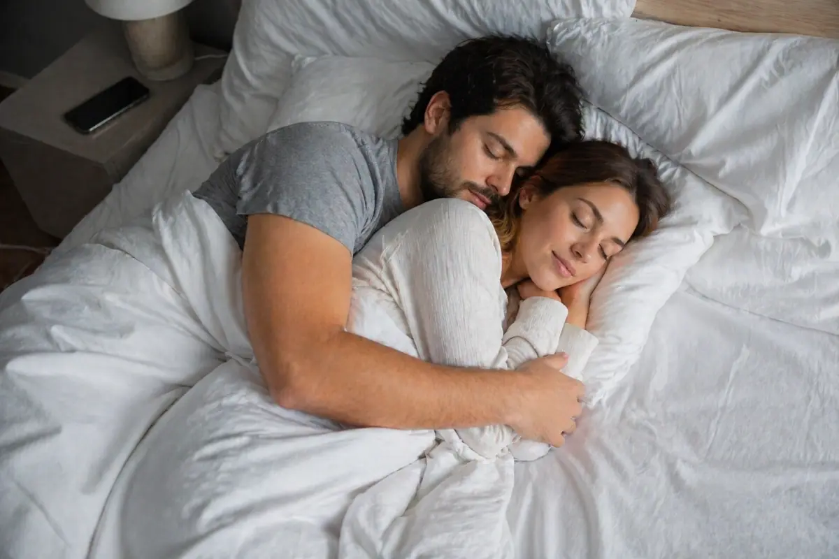 Dormire abbracciati fa bene alla coppia