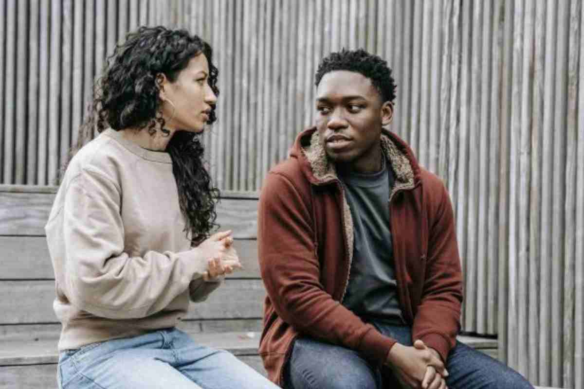 La psicologia collega queste abitudini anche a un bisogno più antico. Secondo la psicologa Brittany McGeehan, espressioni come “per favore”