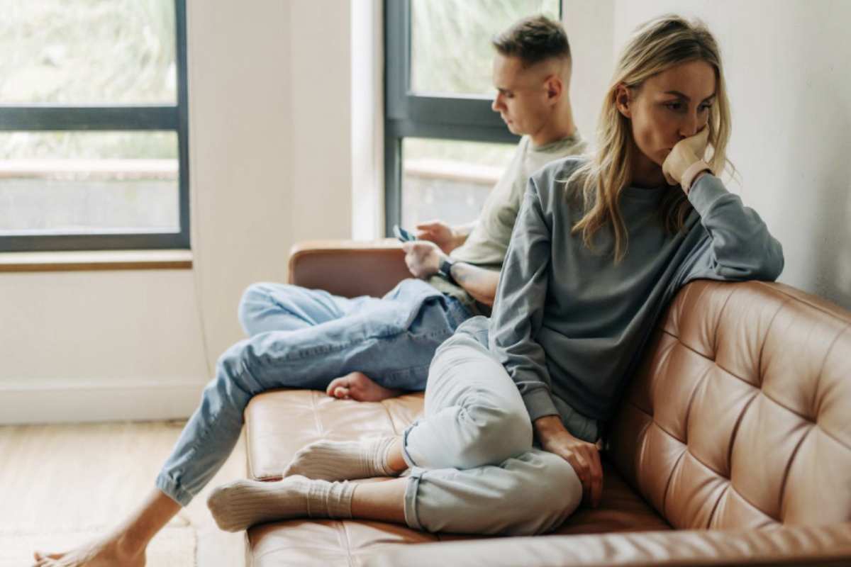 Il cambiamento si nota subito nel modo di rispondere. A una provocazione non segue più una difesa articolata, ma una risposta neutra.